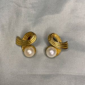 Vintage gold and Pearl stud earrings